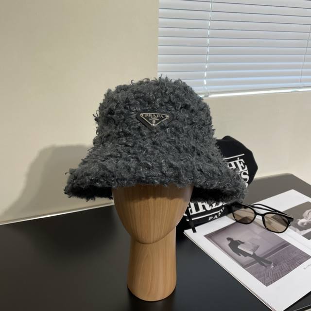 Prada普拉达 最新羊羔毛渔夫帽 日常款超好搭配 出街单品